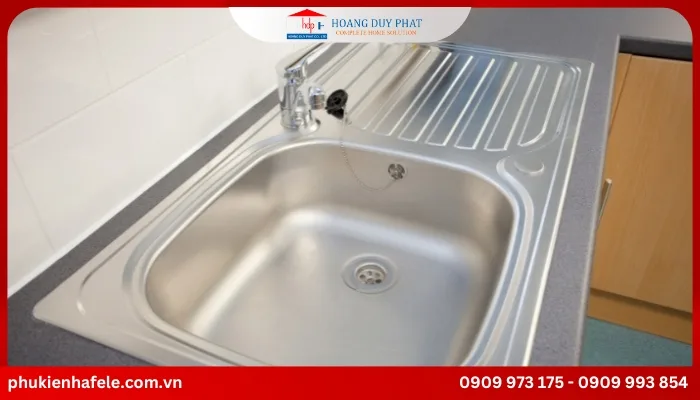 Chậu rửa bị thủng lỗ là nguyên nhân phổ biến nhất khiến bồn rửa chén bị rỉ nước