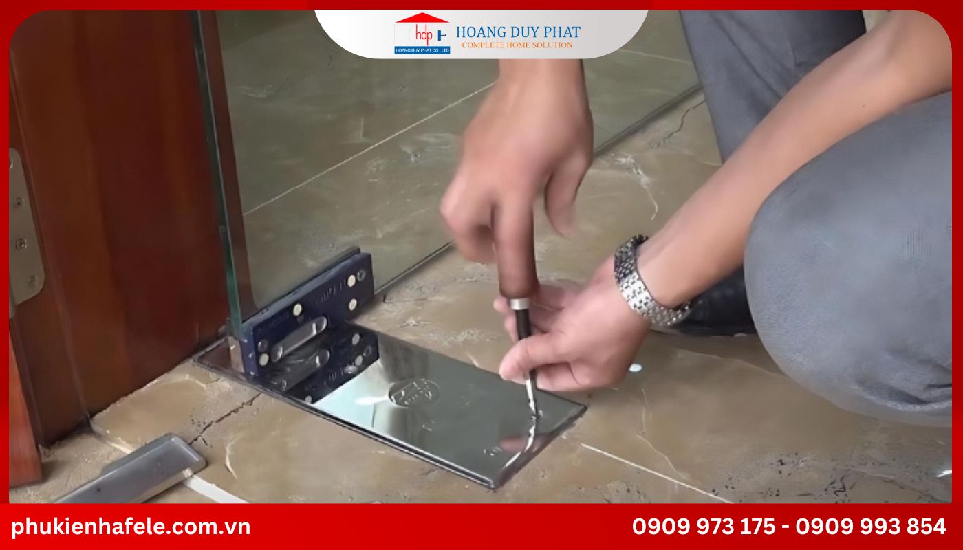 thao-ban-le-cu Tháo bản lề cũ để thay mới