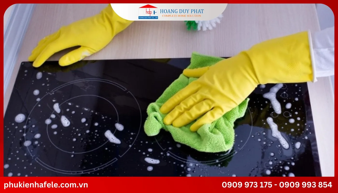 Cách làm sạch mặt bếp nhanh chóng với dung dịch vệ sinh chuyên dụng