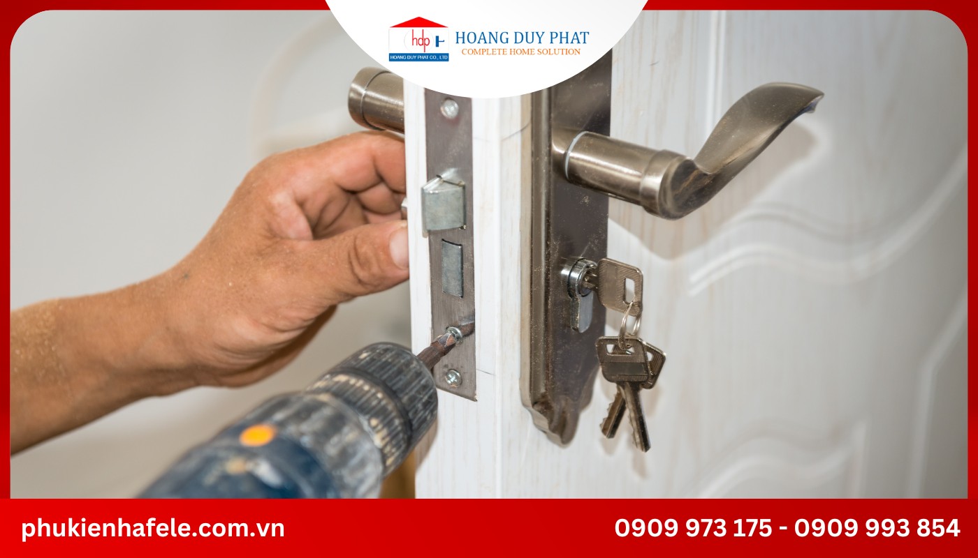 mở cửa khóa tay gạt bị kẹt bên trong ruột khoá