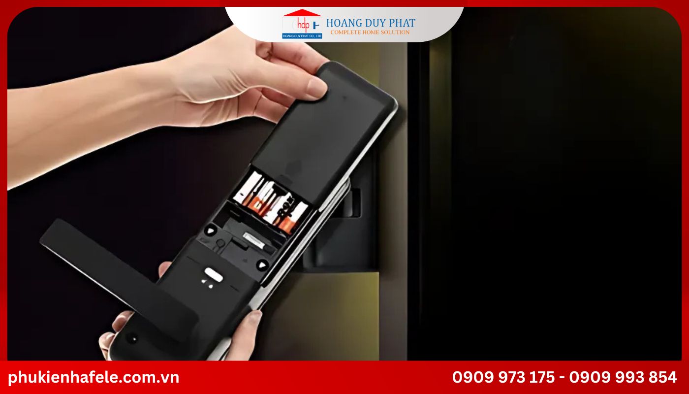 thay pin khoá cửa hafele phải đặt đúng chiều
