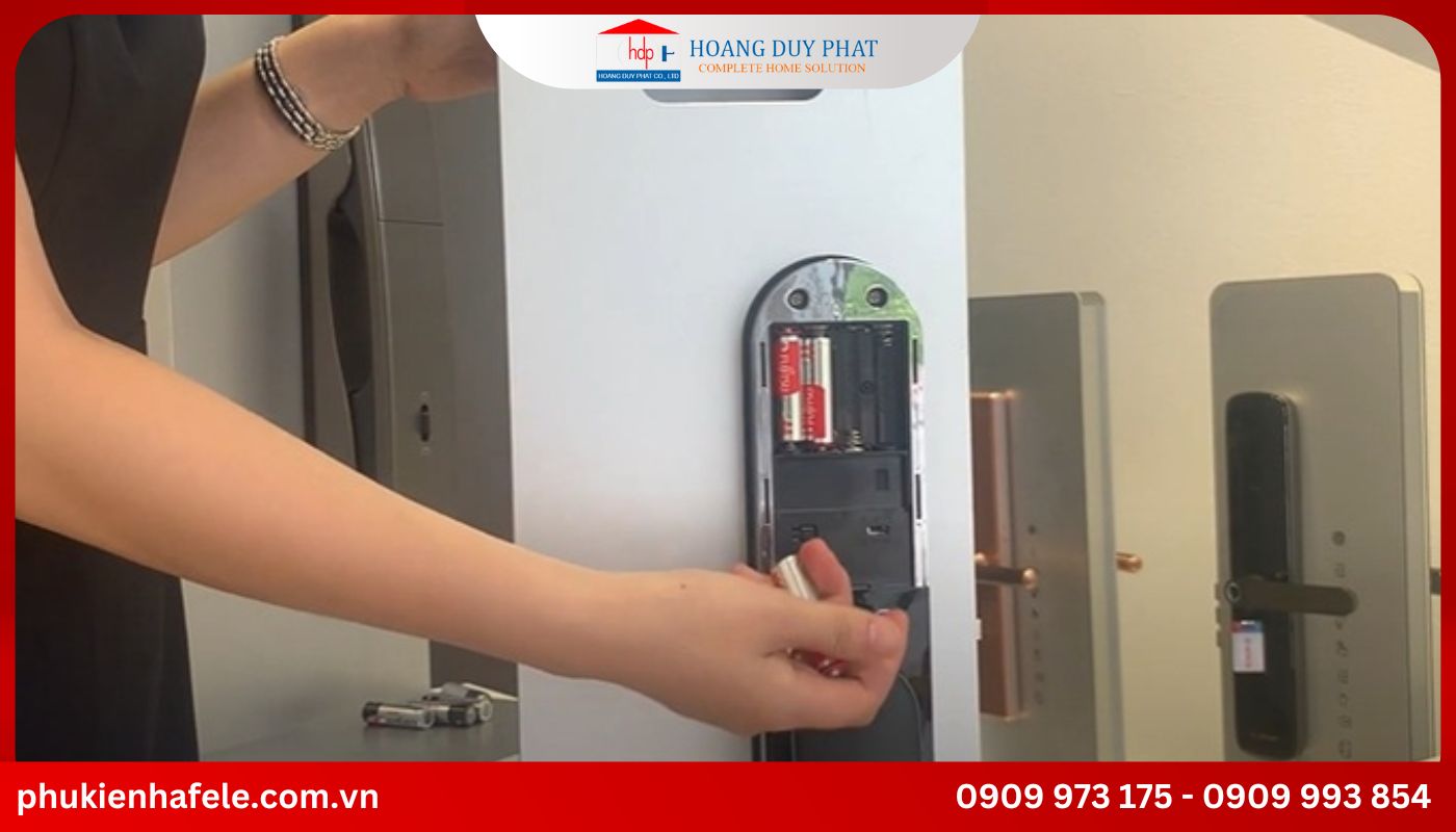 Lưu ý khi khoá cửa hafele nhanh hết pin