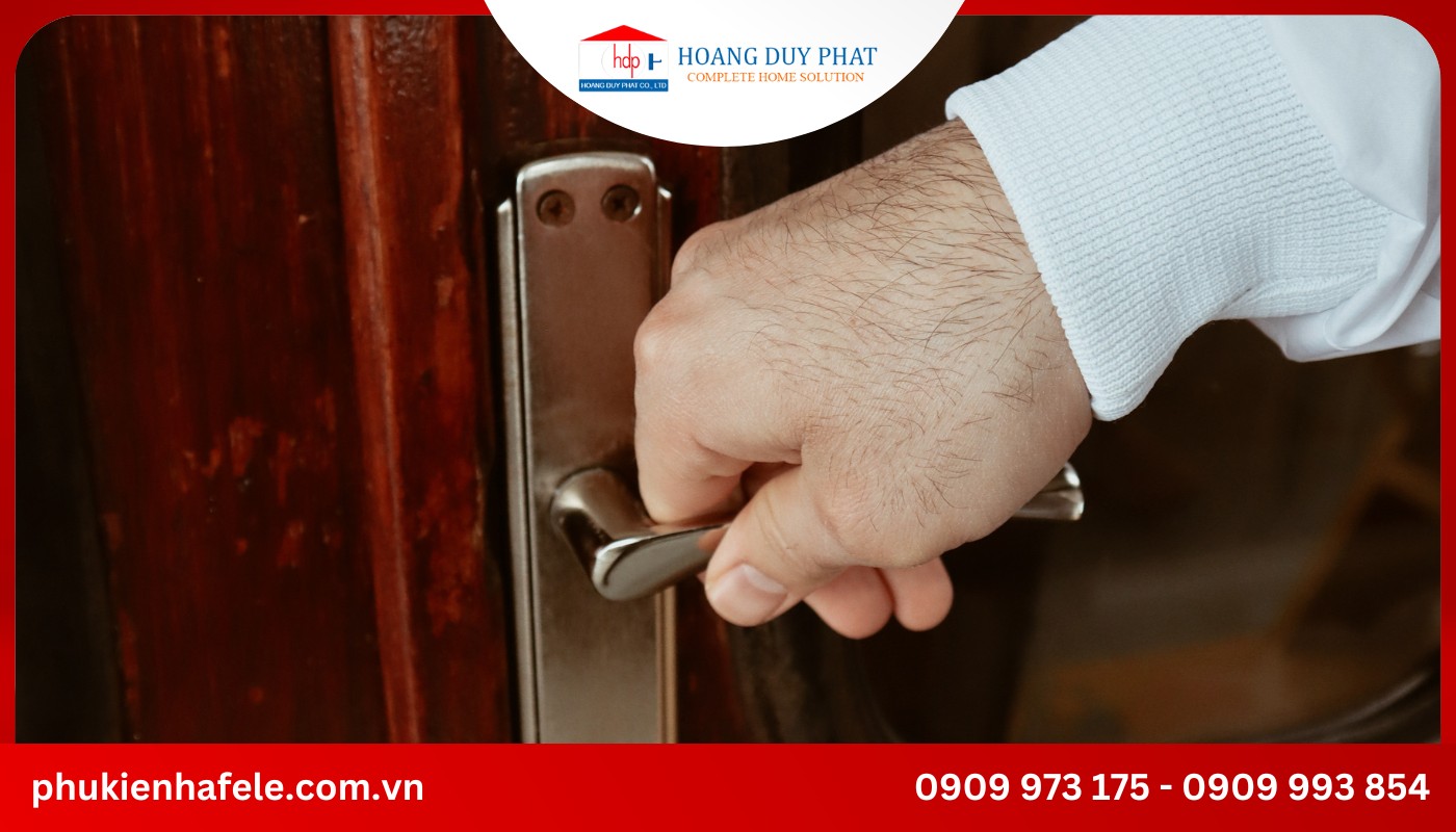 Khóa cửa bị kẹt chốt, bị hỏng