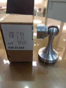 Chặn cửa Hafele nam châm gắn sàn 938.23.024 cùng hộp sản phẩm