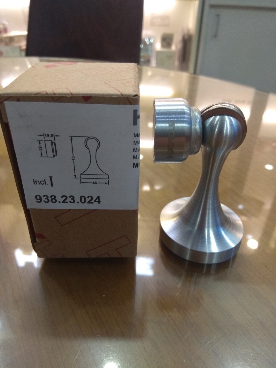 Chặn cửa Hafele nam châm gắn sàn 938.23.024 cùng hộp sản phẩm